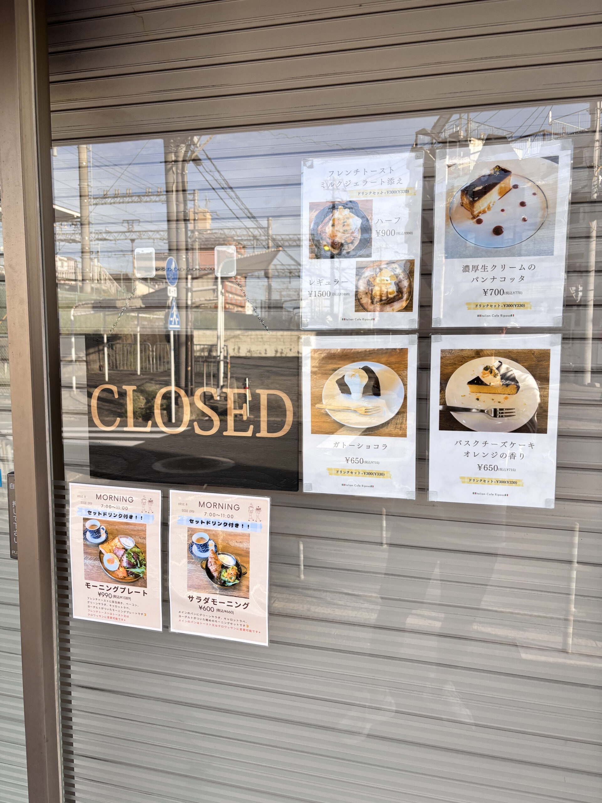 Riposo スイーツと軽食の掲示