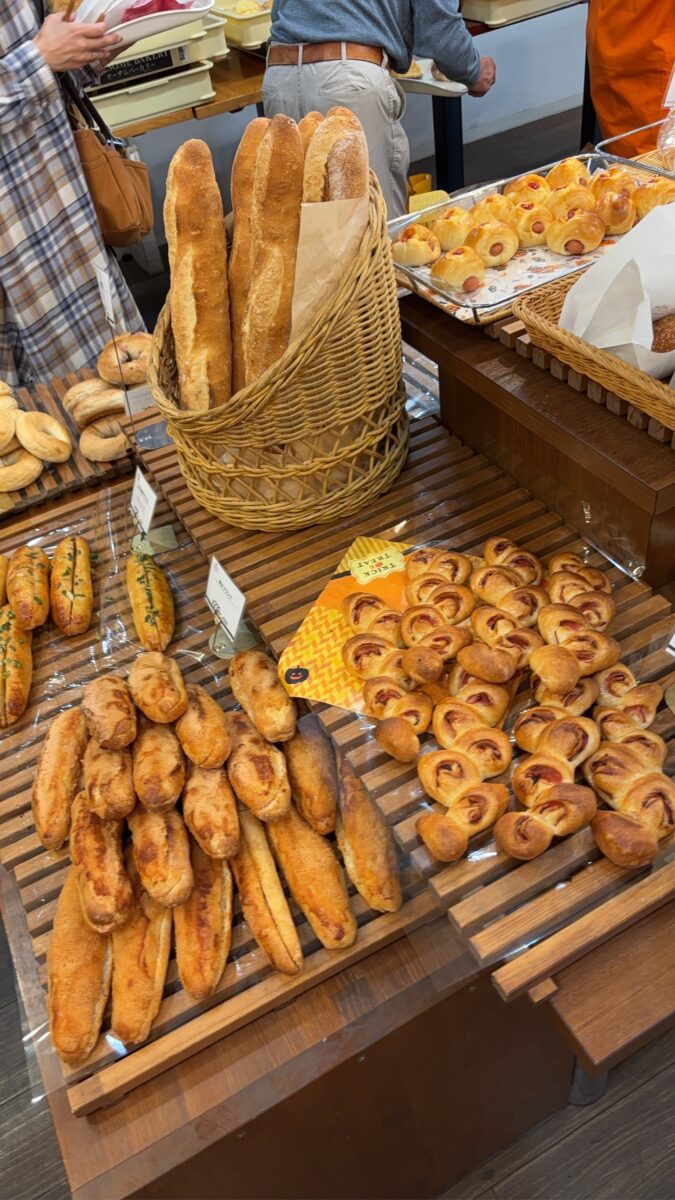 焼き立てパンの棚