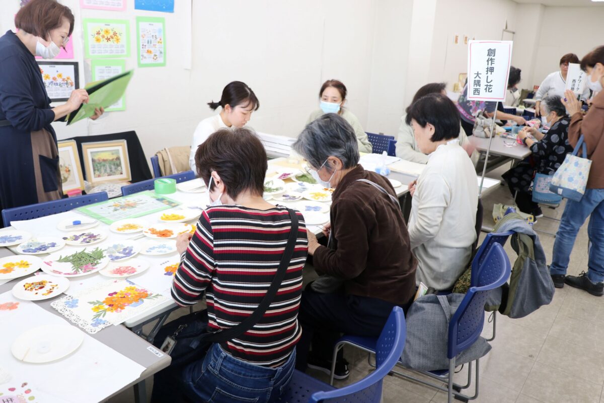 カレンダーづくり（大隅西：創作押し花）