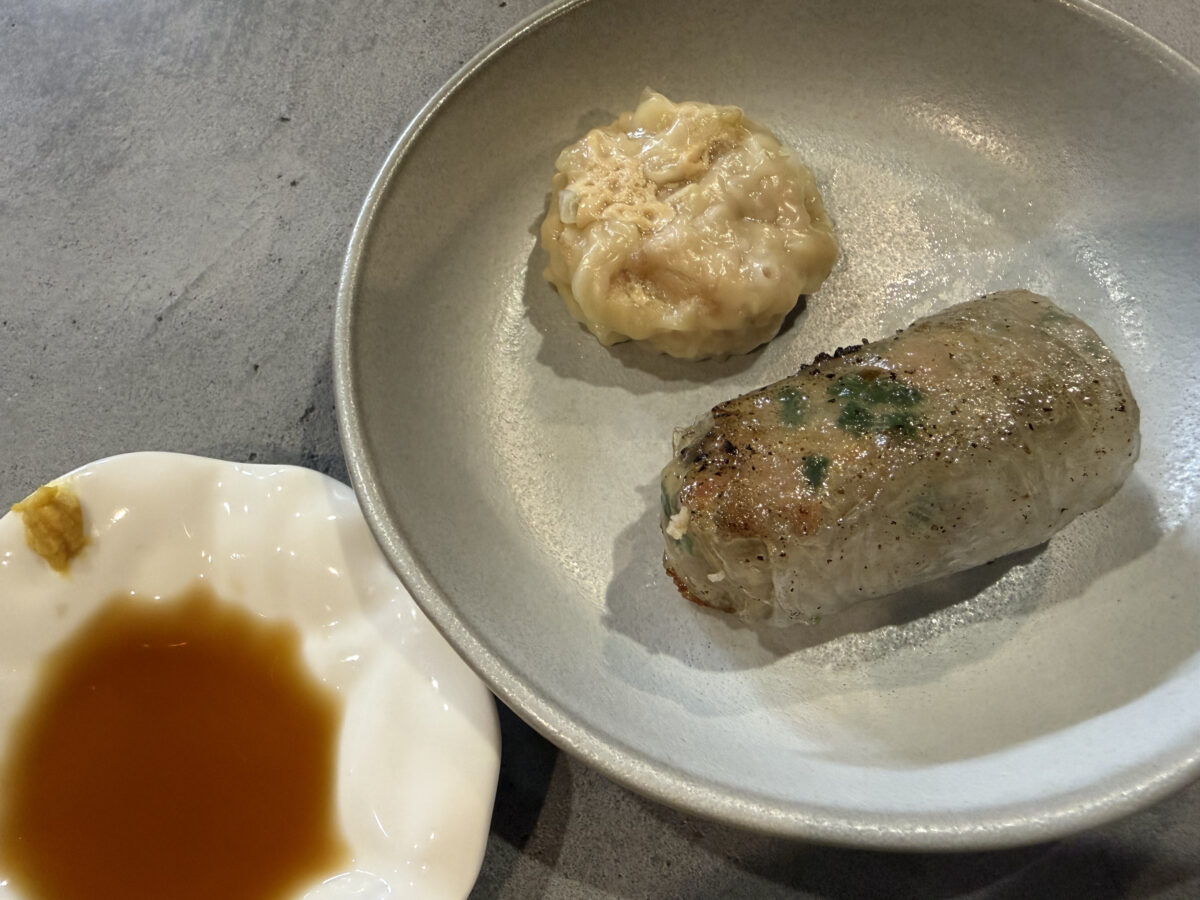 試作のもちもち餃子とエビシューマイもいただきました。