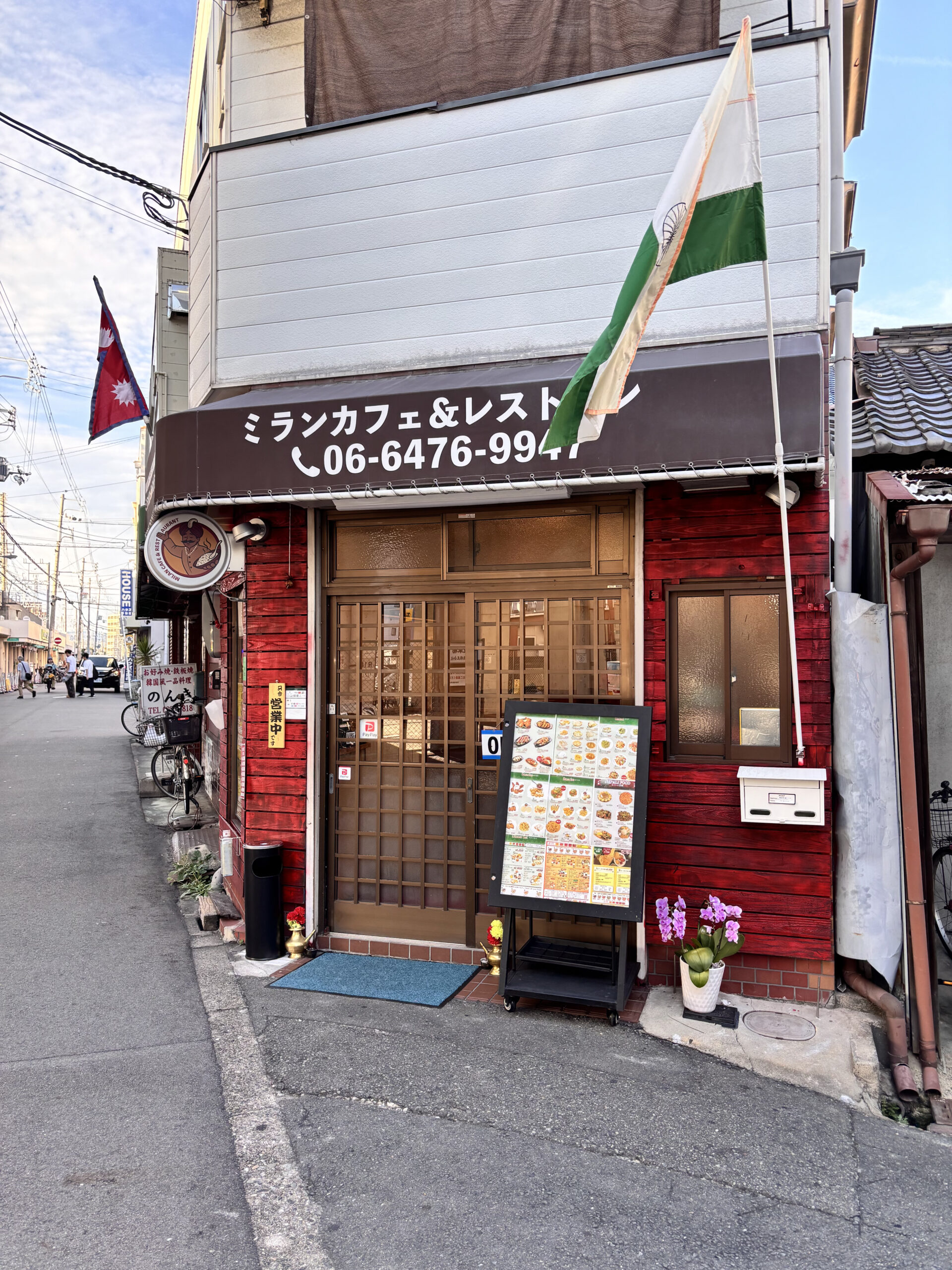 【東淀川区小松】赤い壁と国旗が目印！「ミランカフェ＆レストラン」を発見👀